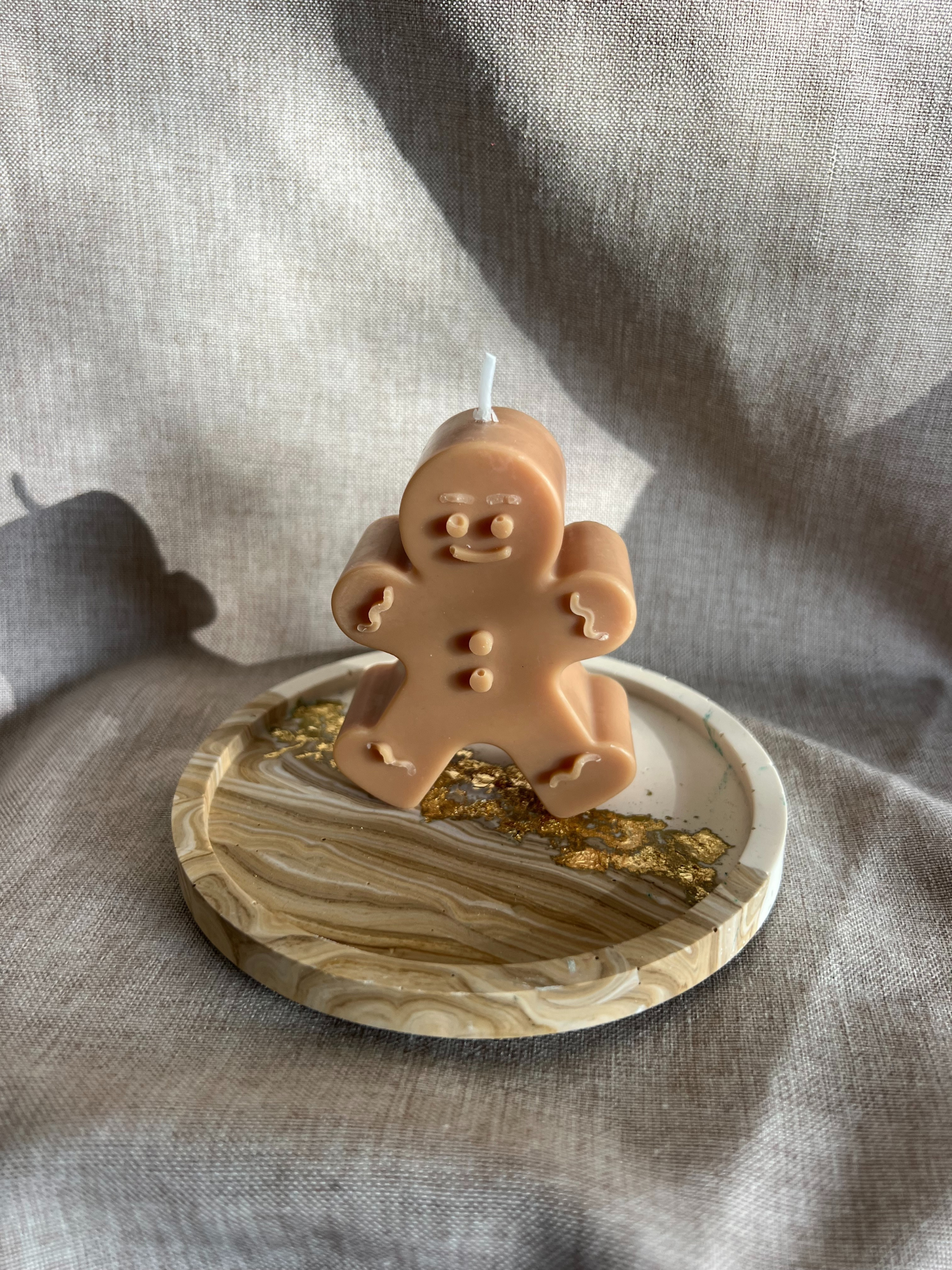 Bougie en forme de pain d'épices avec coupelle blanche et beige