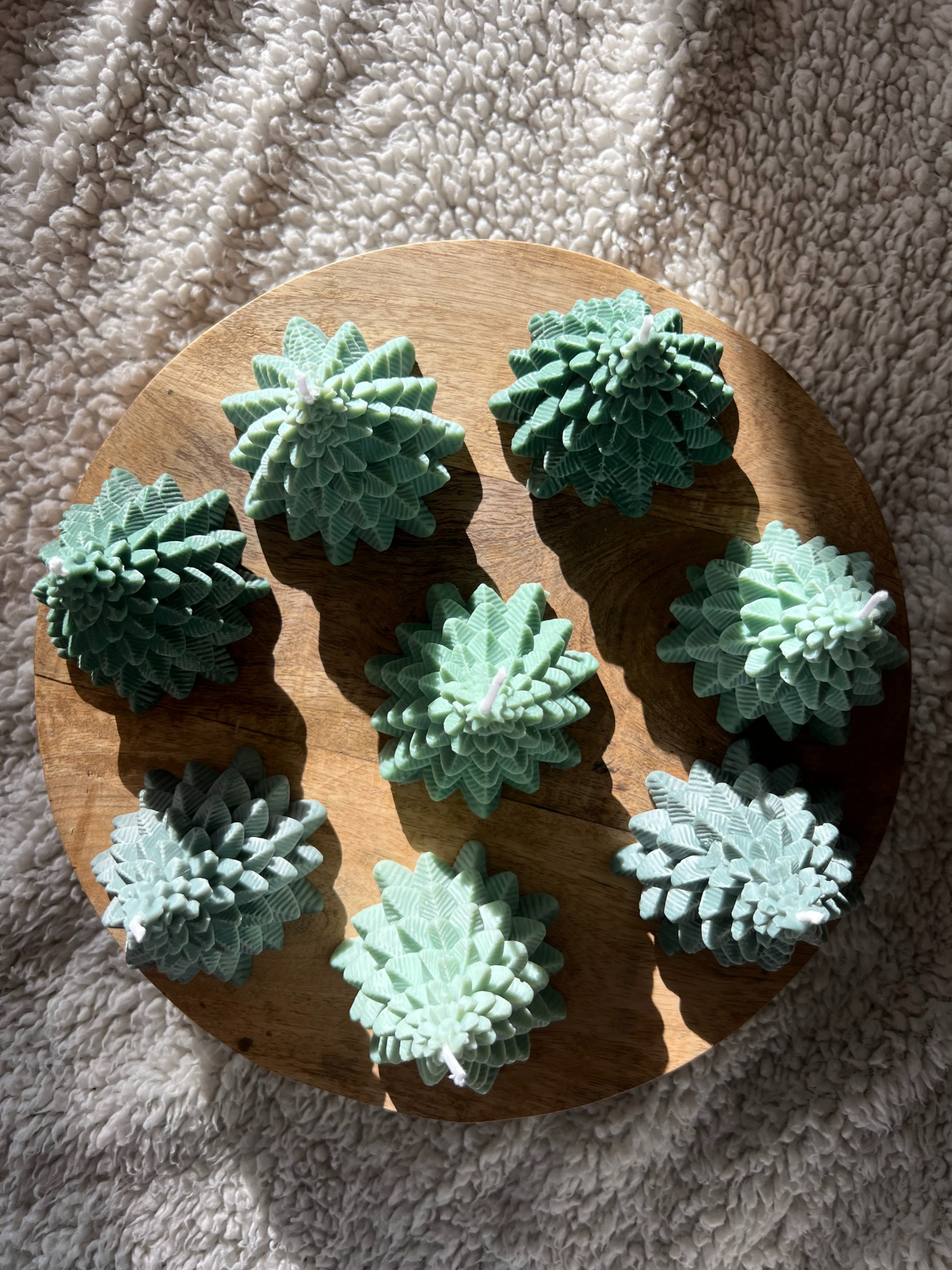 Bougie artisanale vue de haut avec rose