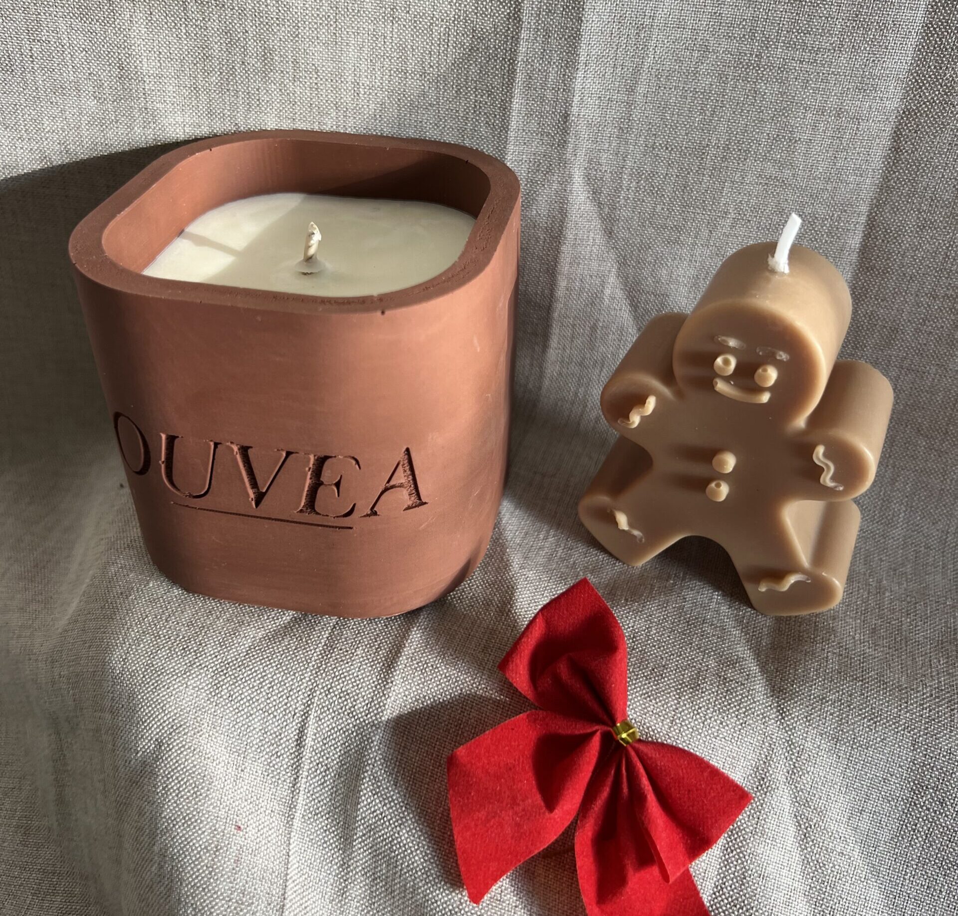 Bougie en forme de pain d'épices et grosse bougie en pot rouge Bougie en forme de pain d'épices et grosse bougie en pot rouge