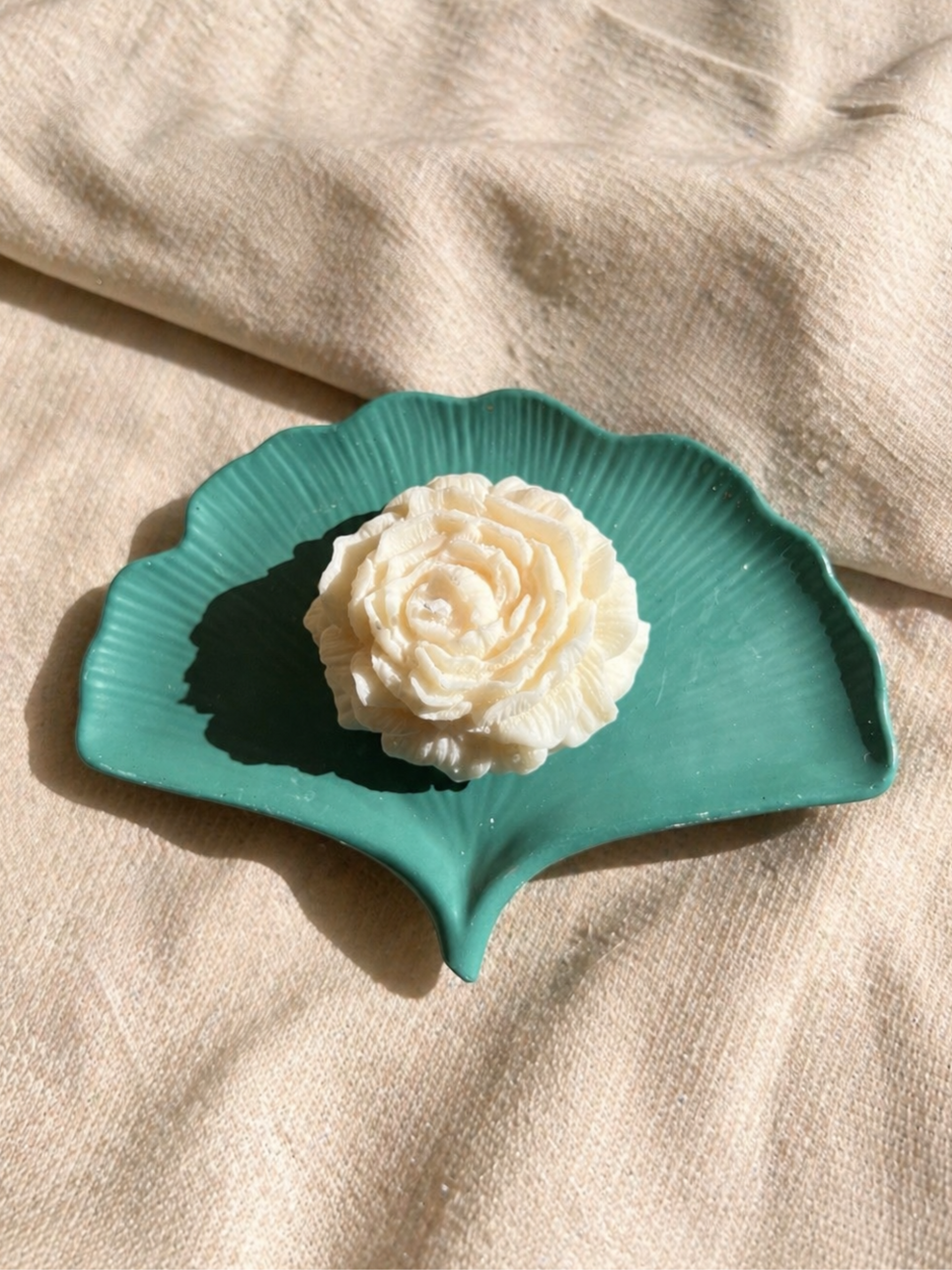 Bougie pivoine fait main avec plateau feuille gingko biloba