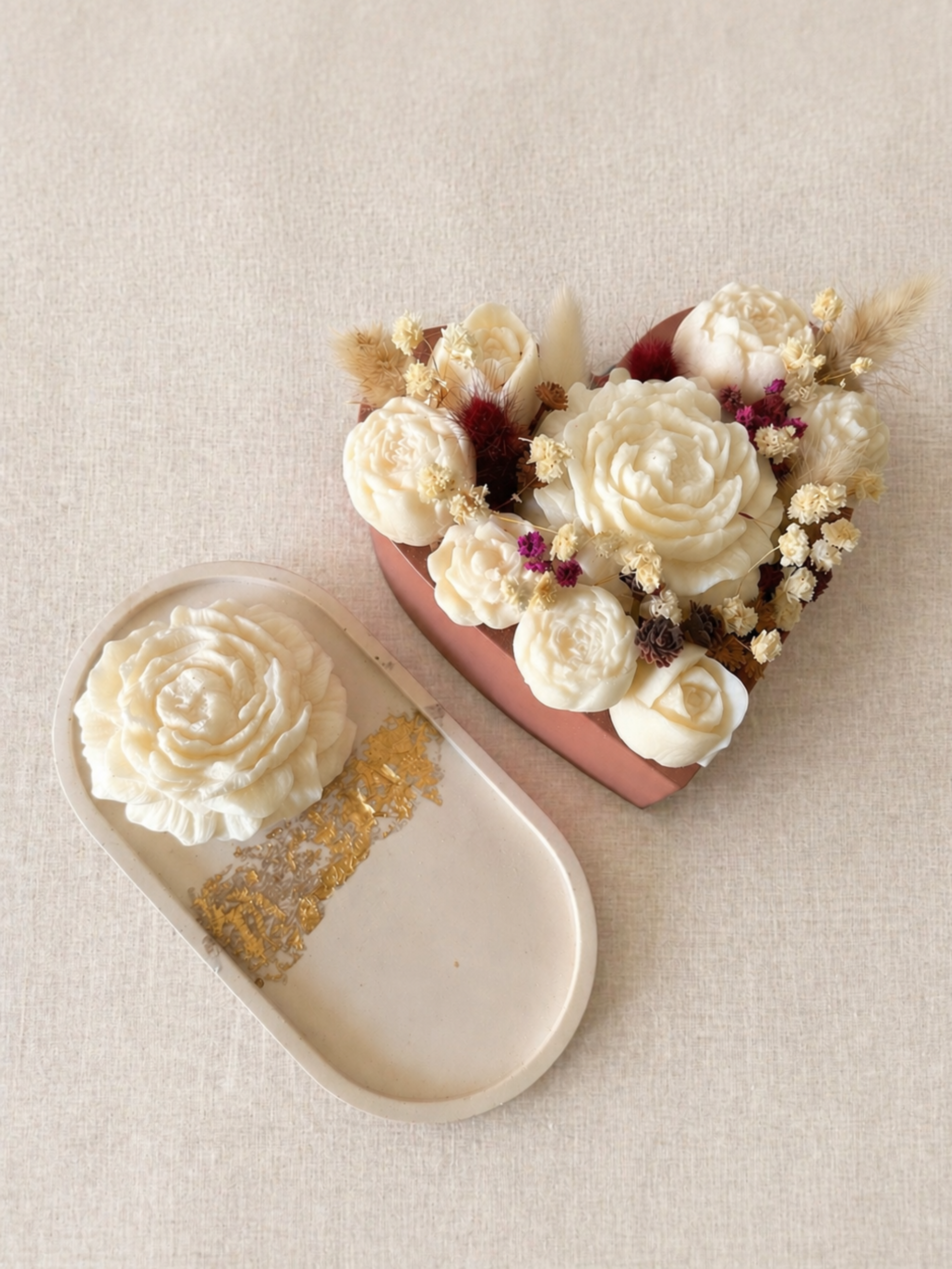 Bouquet cœur parfumé fait main – bougie en forme de pivoine - plateau artisanale jesmonite - bougie fleur en cire végétale dans pot artisanal – idée cadeau fête des mères