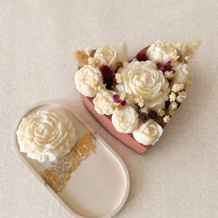 Bouquet cœur parfumé fait main – bougie en forme de pivoine - plateau artisanale jesmonite - bougie fleur en cire végétale dans pot artisanal – idée cadeau fête des mères