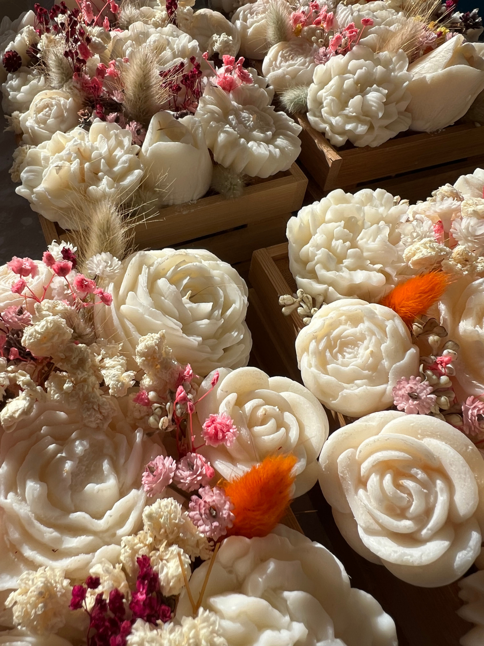 Fleur a base de cire végétale et aprfum de grasse avec fleurs séchées