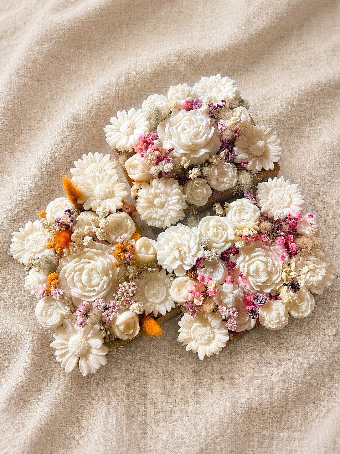 Bouquet parfumé a base de cire végétale et parfum de grasse avec fleurs séchées vue du haut
